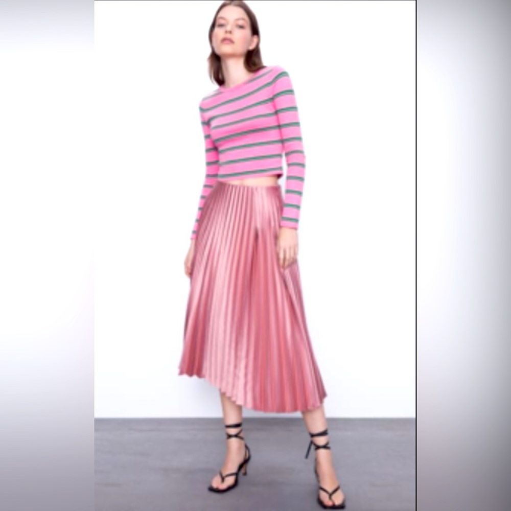 SATIN EFFECT PLEATED SKIRT 
DARK PINK